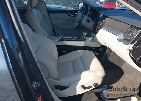 2018 Volvo Xc60 T5 Momentum z USA, uszkodzony, nr VIN YV4102RK4J1076155